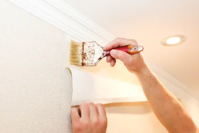Pose de papier peint à Marnézia — revêtements muraux et toiles de verre